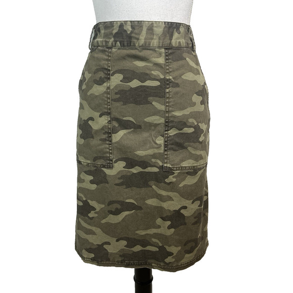 Banana Republic Size 6 Army Green Camouflage Knee Straight Pockets Casual - Picture 1 of 9